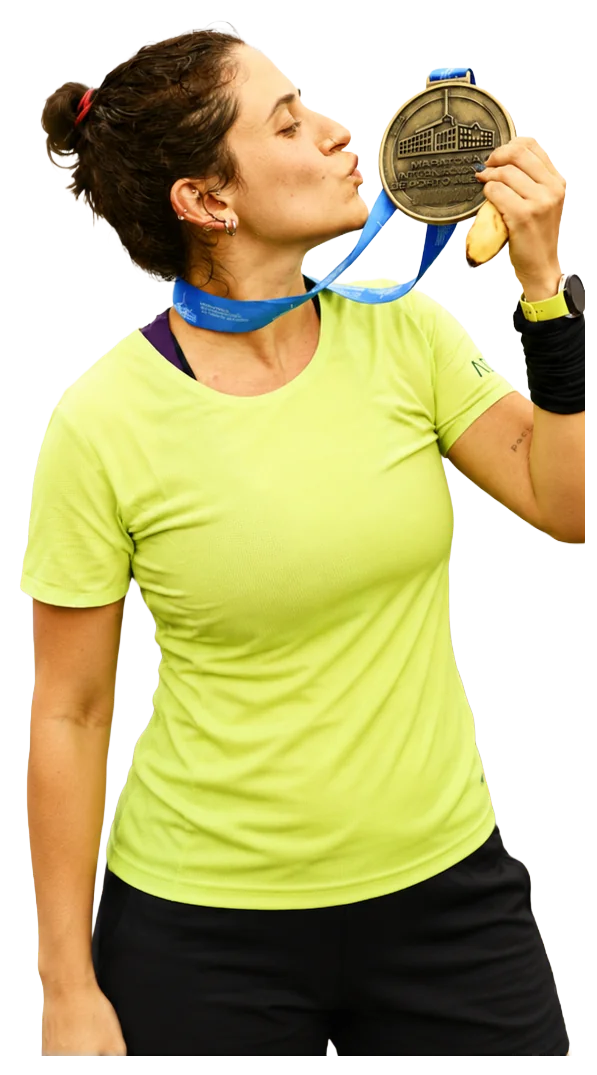 Natalia hoje, beijando a medalha de maratona